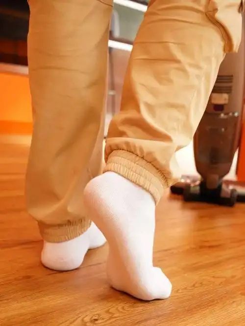 我们发现,不仅地板上毫无水渍残留,赤脚走过的小白袜也依然干净如旧