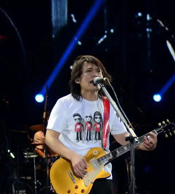 伍佰演唱会仅用三个字就点燃万人合唱,观众互动经典再现