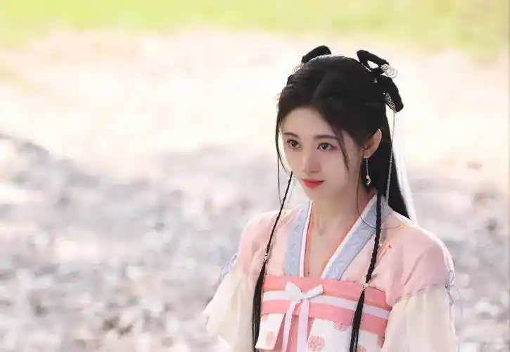 万人票选最美女明星,看到排名网友们崩溃了:粉丝别装路人行不行_杨颖