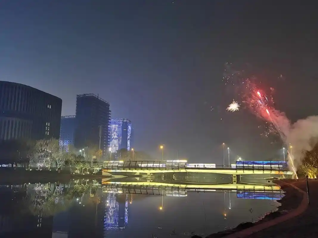 跨年这样过,郑州龙子湖的夜晚 - 抖音