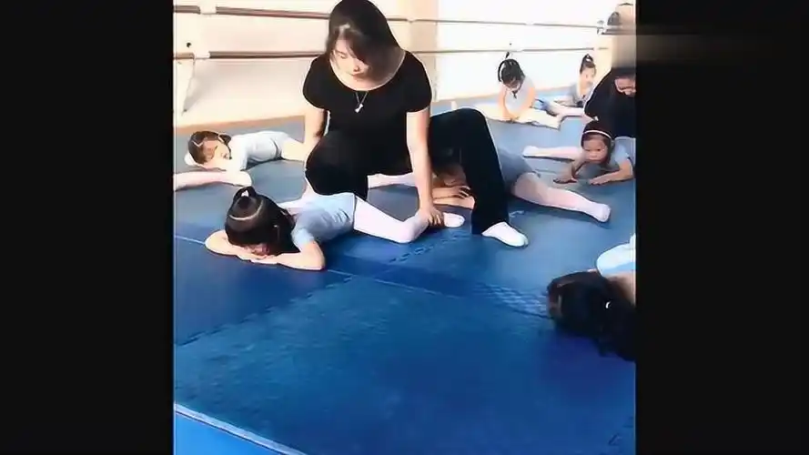 这个教练太狠了,竟然这样给小女孩压腿,光看着就很疼!(2)