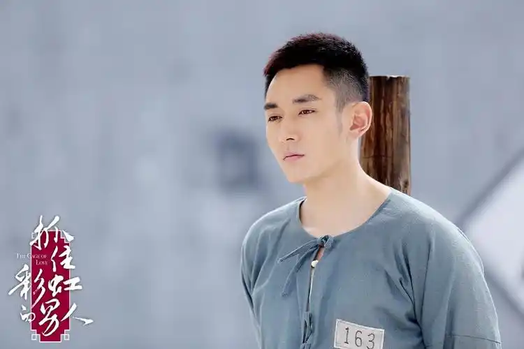 《抓住彩虹的男人》热播 李东学获封"侧颜男神"(图)