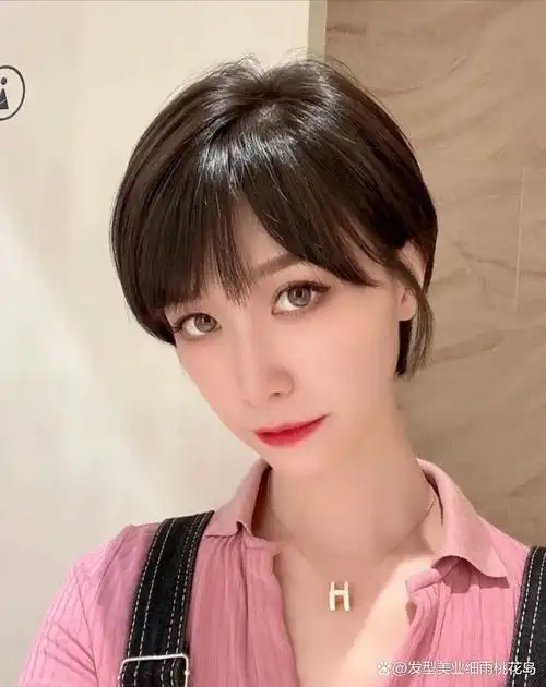 适合剪短发的女生,剪了短发更有辨识度,也看起来也更显年轻.