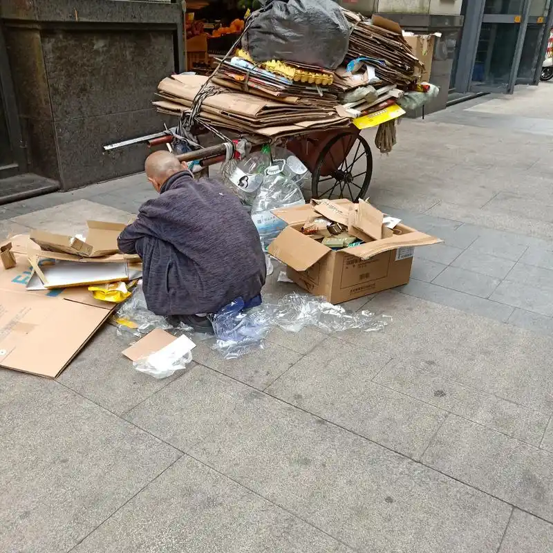 虽说老人捡纸皮废品的不少,但像大爷这把年纪还拉着板车的,这个城市