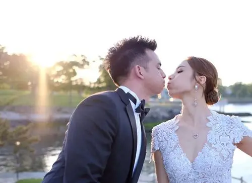 王君馨趁著和老公 daniel 结婚一周年兼拍拖 13 周年的大日子,於社交