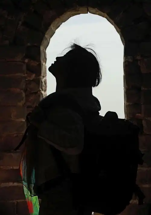 逆光拍摄人物剪影效果