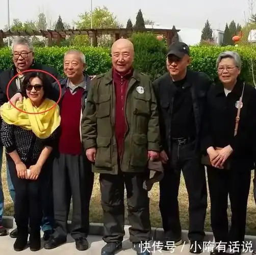 时隔30年,5 6岁李连杰和前妻首次同框,5 8岁黄秋燕美貌如花,他却成了