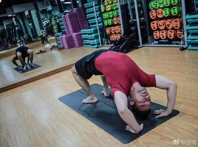 "车夫"徐僧戏外安利瑜伽 走出硬汉角色的自由生活
