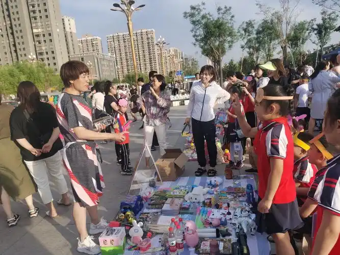 小鬼来当家,摆摊儿做"老板"——二年级三班摆摊儿记