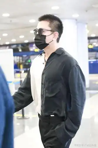 贾乃亮留寸头戴粗链霸气侧漏 玩黑白配单手插兜潮酷满分