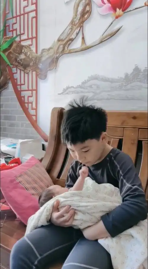 哥哥爱弟弟,甜蜜又温馨92