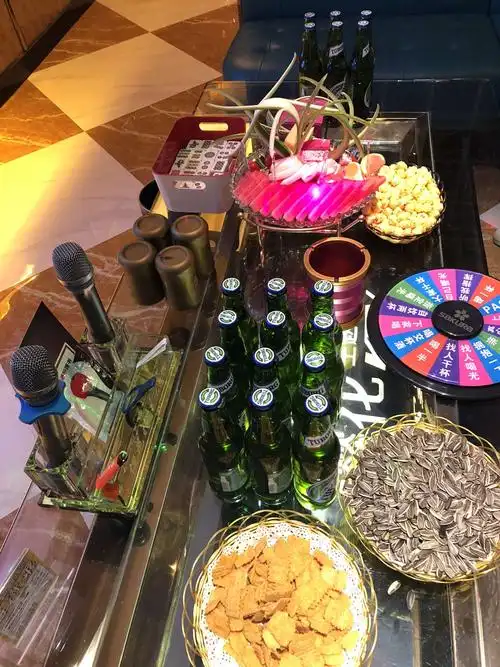 因为是第一次进ktv包厢唱歌,孩子们都很兴奋.