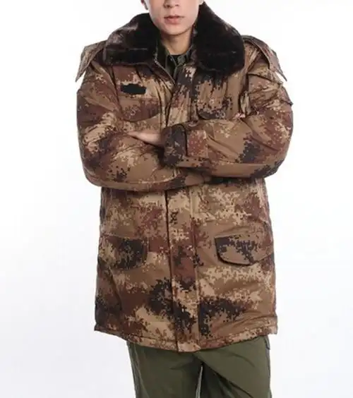 大衣,配可拆卸毛领,防风帽和活胆,面料采用新型合成数码荒漠迷彩涤棉