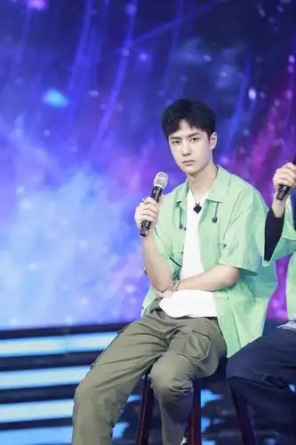 清新冰淇淋少年持续上线 组合官博更新王一博《天天向上》剧照