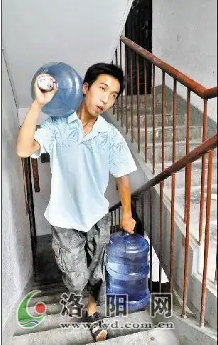 送水工:头顶烈日送"甘霖"(寻找"酷暑送凉人")_新闻中心_洛阳网