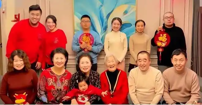 春晚常客黄晓娟:与初恋老公恩爱37年,儿子是她最大的骄傲|赵本山