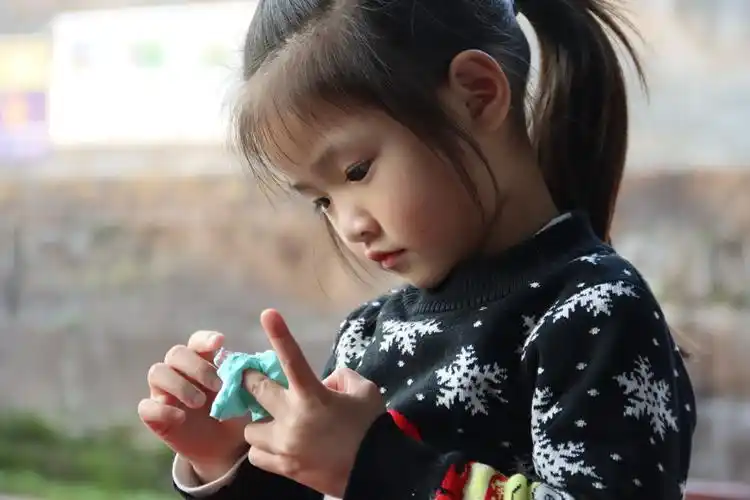 我看到二佛殿门口的一个天真的小女孩儿.