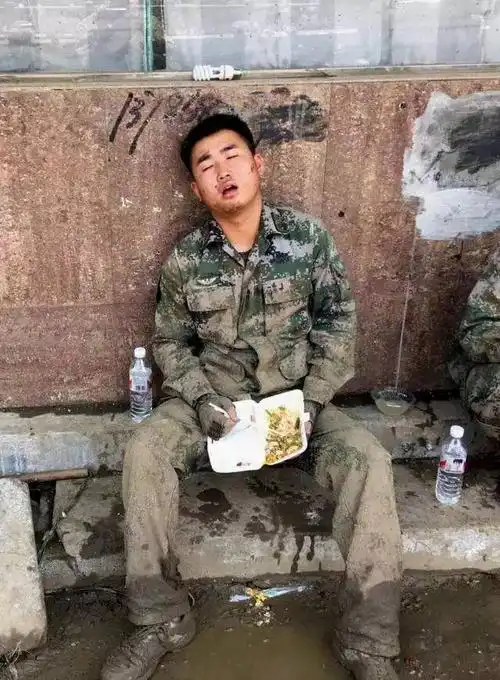 世界睡眠日军人的睡姿最美