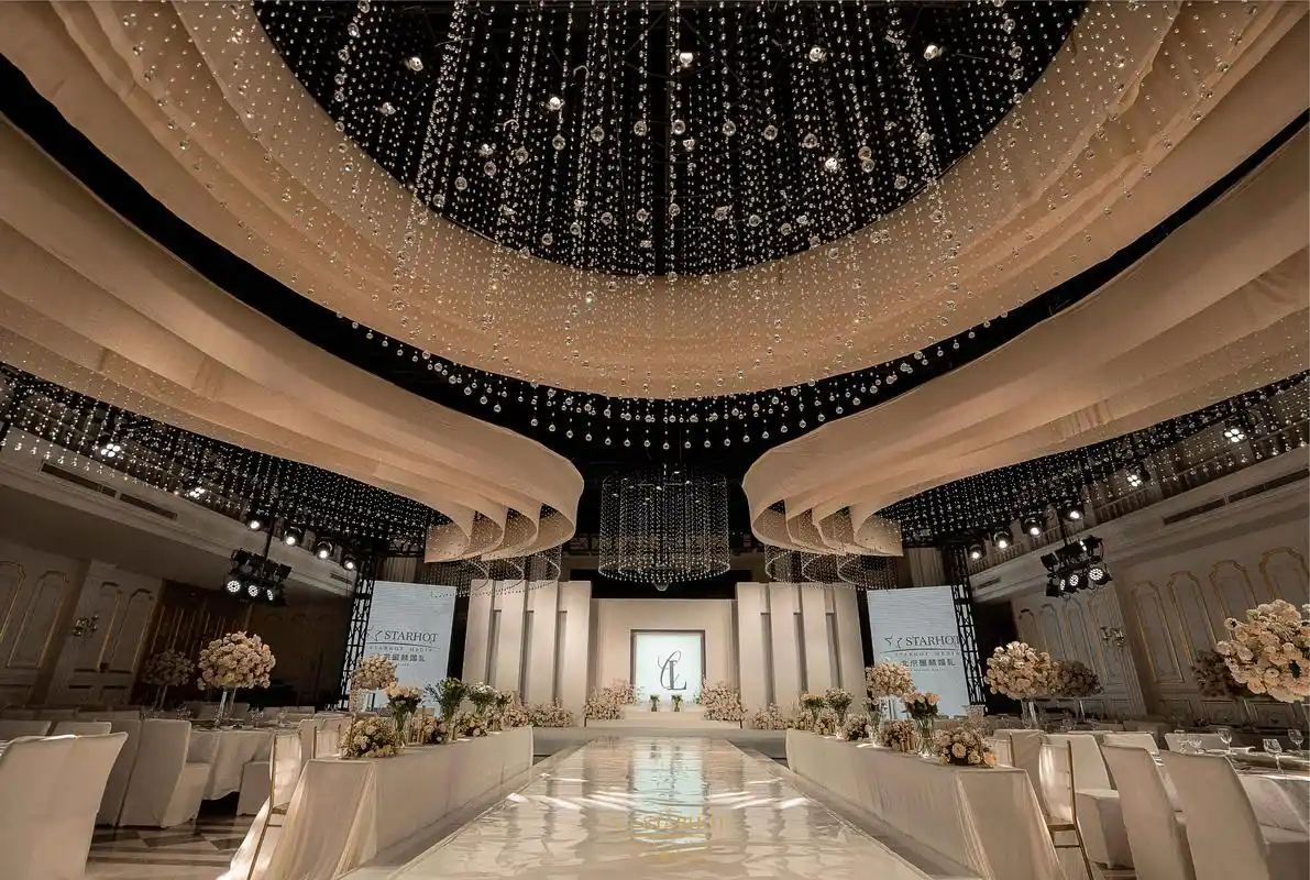 极简婚礼 大宴会厅这么布置稳妥出圈!水晶布曼大吊顶的高级感 - 抖音
