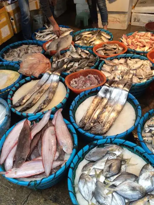 市场里面的水果摊位,摆满了各种水果,正是芒果上市时,新鲜且价廉,错过