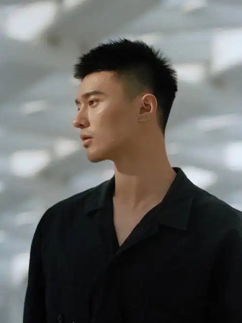 分享一个侧颜绝美的男孩子