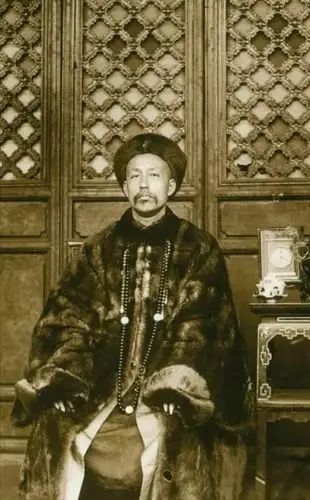 清末老照片,宫墙外的太监相貌丑陋,大户人家这样吃饭!