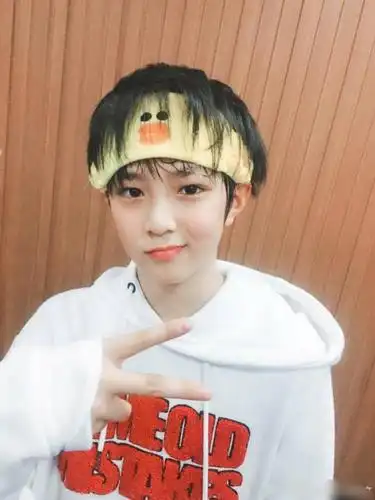 刘耀文11岁就作为练习生开始学习表演,今年才13岁出道仅两年的他早已