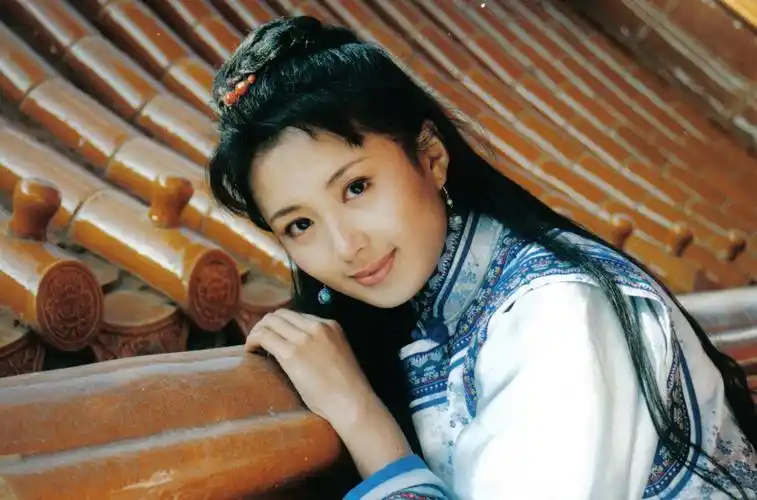 p>杨童舒,1975年5月7日出生于吉林省吉林市,中国内地女演员,亚洲彩虹