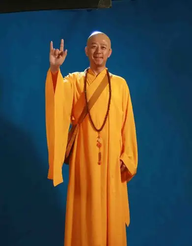郭涛身披袈裟的高僧扮相眼神中也尽显搞怪