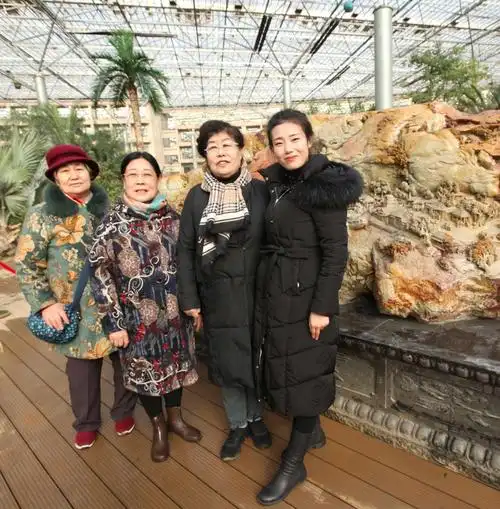 小于和她三位阿姨合影照