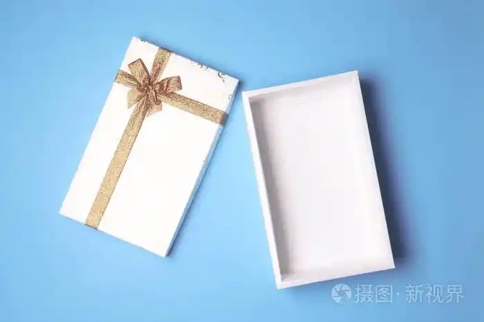蓝色背景上打开白色礼品盒的顶部视图