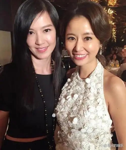 古巨基的老婆与林心如同框,他们打扮虽然朴素低调,但气质却不差