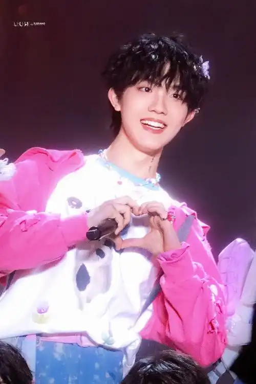 苏新皓创口贴造型##tf家族新年音乐会