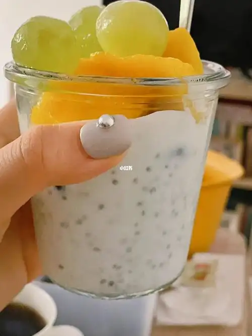 奇亚籽酸奶布丁很适合配搭葡萄芒果蓝莓