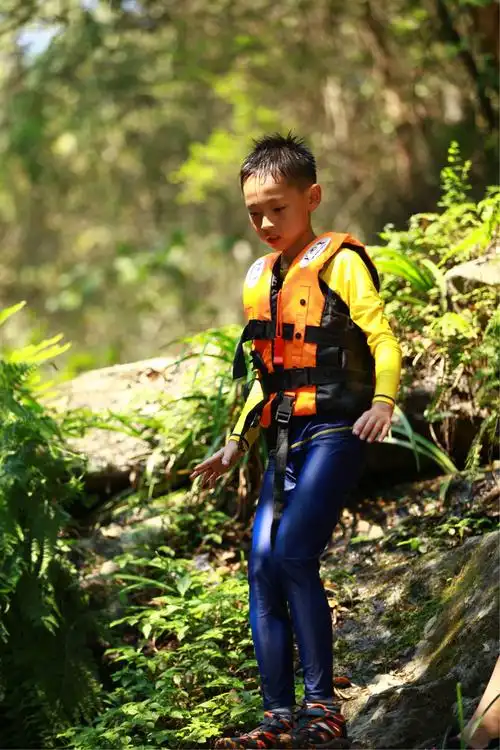 群娃戏水金坑村