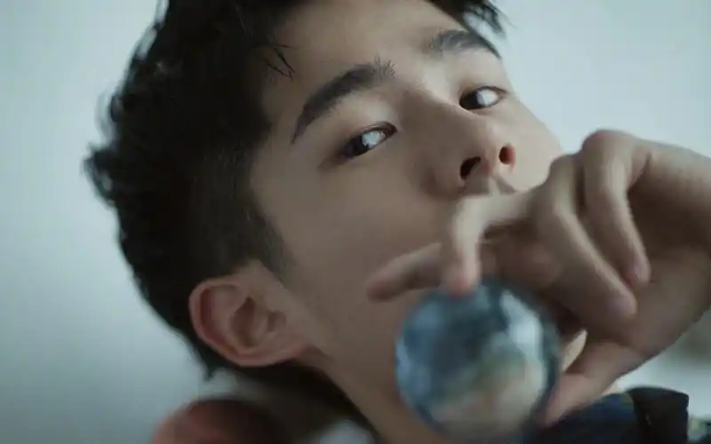 刘昊然时尚帅气高清桌面壁纸,分辨率:1920x1200