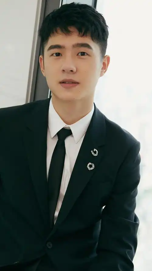 西装少年刘昊然时尚帅气写真