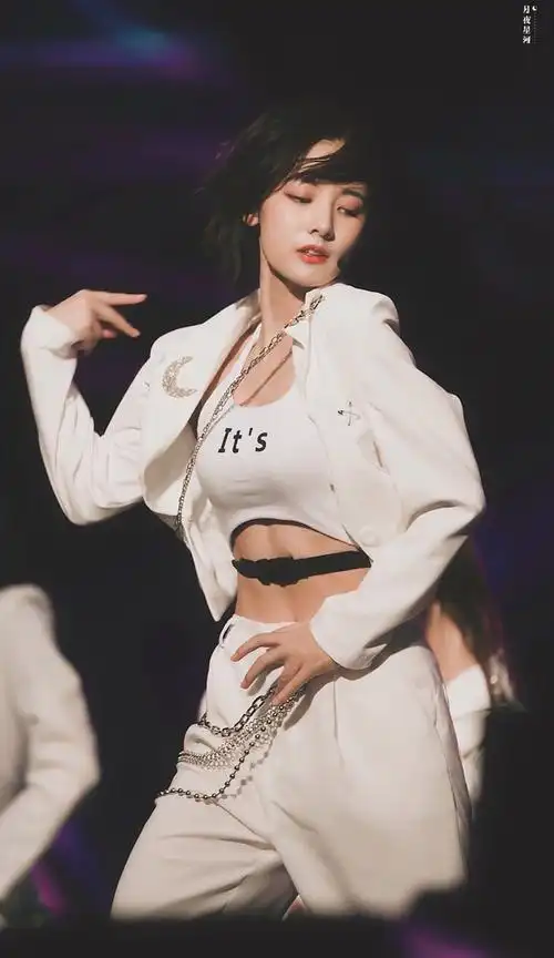 想看一点女爱豆的腹肌马甲线