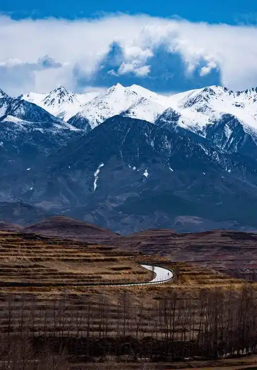 青海乐都八景之一的南山积雪,山势连绵雄伟壮丽_山峰_古称_远景