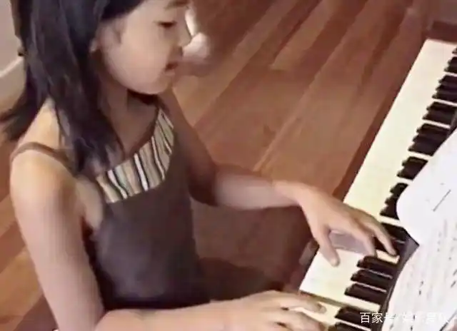 blackpink纪录片公开爆童年照引热议!lisa洋娃娃大眼复制贴上