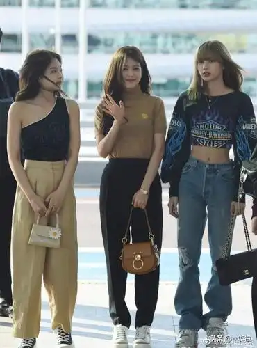 jennie穿斜肩衫秀直角肩lisa短上衣人鱼线太惊艳美成减肥模板