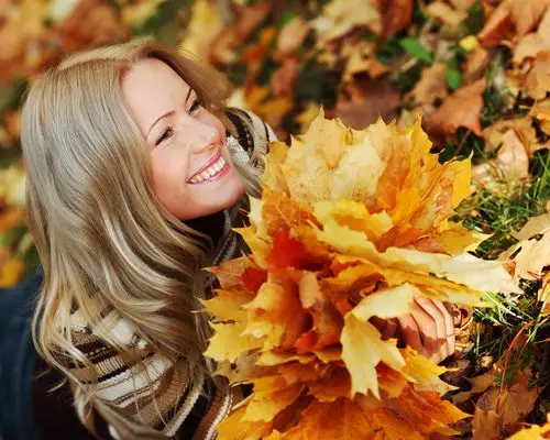 微笑女孩在秋天,拿着槭树叶子 壁纸 - 1280x1024