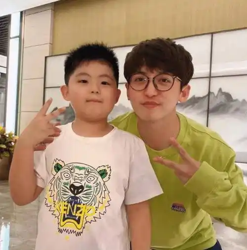 长相出众不输蔡徐坤,不出道可惜了_姚译添_造型_少年