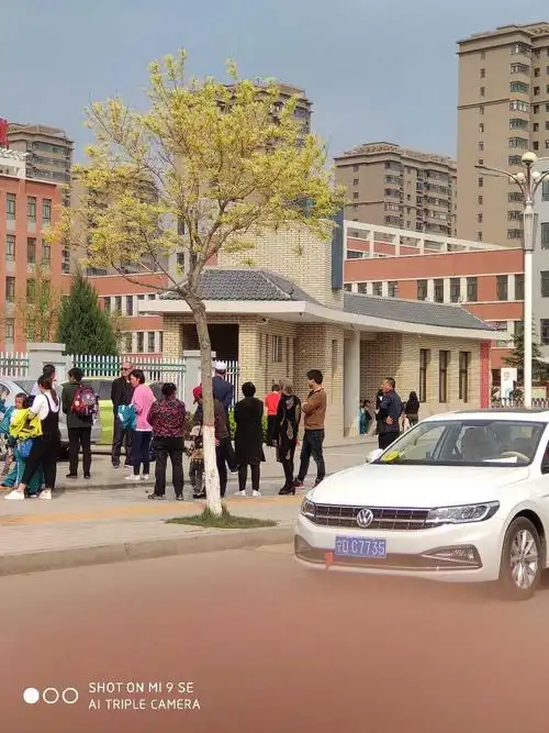 夕阳下的学校门口