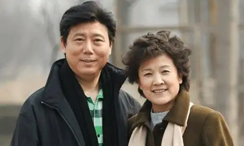 国家一级演员宋春丽,和丈夫结婚42年仍恩爱如初,61岁终圆母亲梦