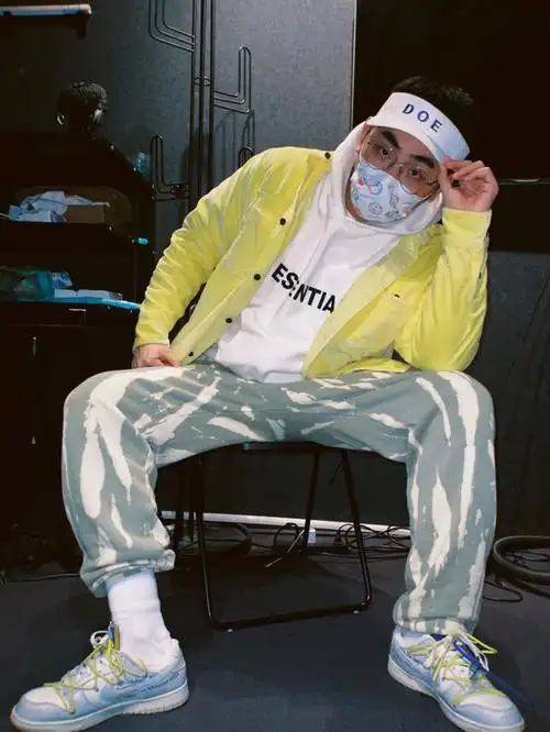 去studio开会的时候的黄色acne衬衫配off white dunk的黄鞋带真的爱了