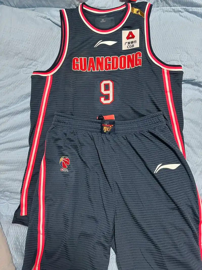 易建联告别职业篮球生涯 #中国男篮 #球衣 #广东 - 抖音