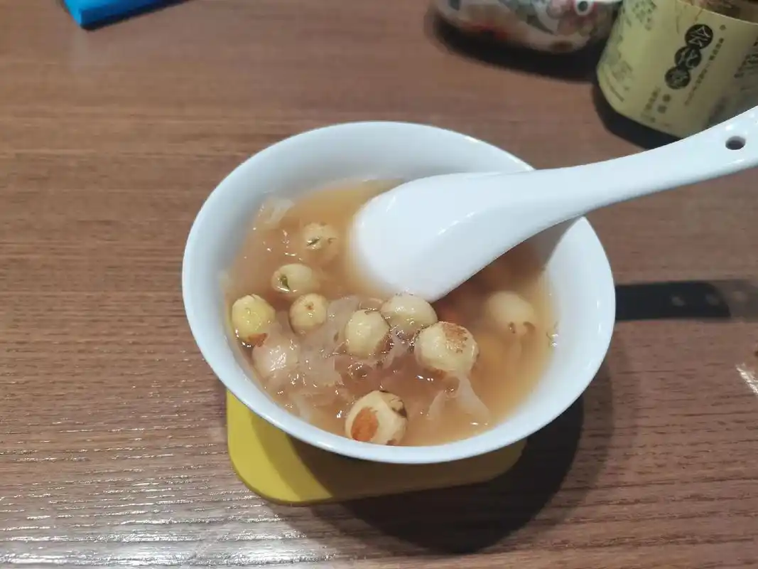 莲子银耳羹做法:材料:干银耳,莲子各30克,红枣6枚,山药5 - 抖音