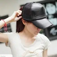 戴帽子低头的女生头像