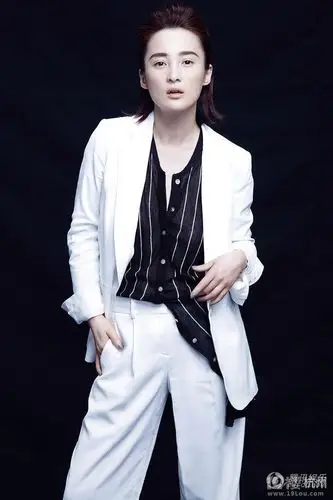 蒋勤勤曝中性大片 黑白搭配玩转痞帅范儿-明星写真-八卦田-杭州19楼